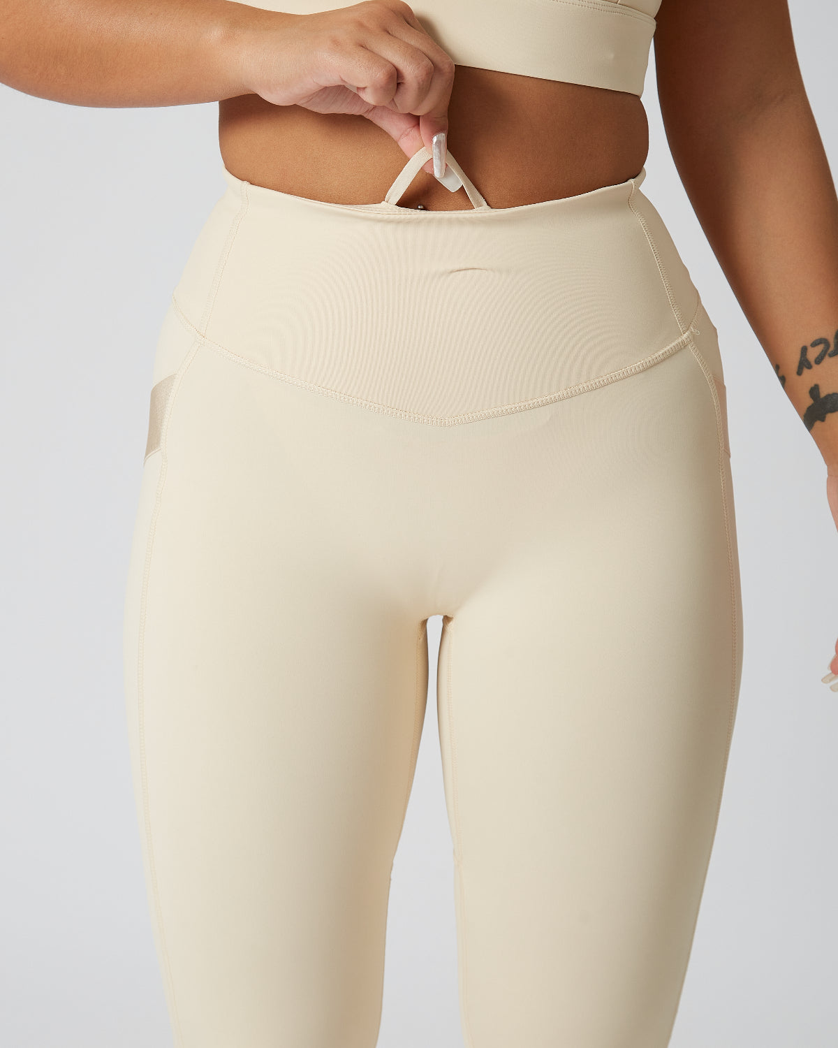 Swoosh Sculpt Performance Leggings | Booty Sculpt | Towel Holder | Hidden Waist Pocket | No Front Seam | Softretch® (Ivory)